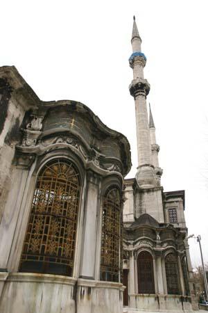 The public fountain kiosk (sebil) and the timekeeper room of Nusretiye mosque